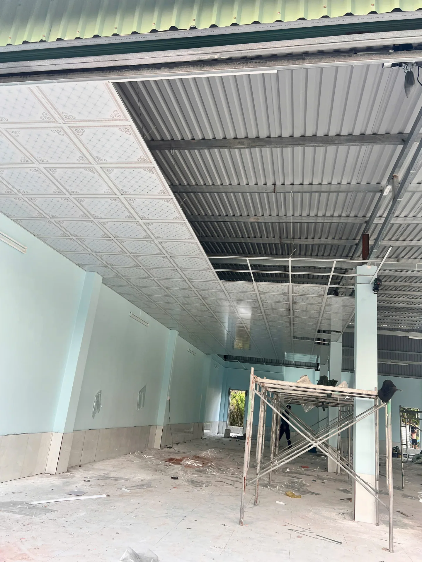 Lợi ích trần thạch cao chìm trong phòng khách – Không gian sống hiện đại và sang trọng
